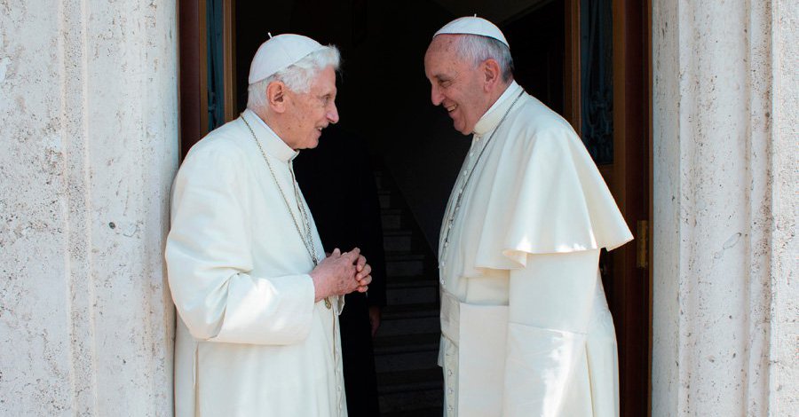 Benedicto XVI celebra con Francisco sus 65 años de sacerdocio