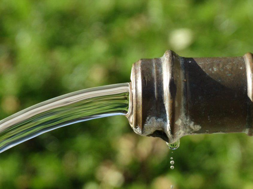 Máquina crea agua potable desde la orina