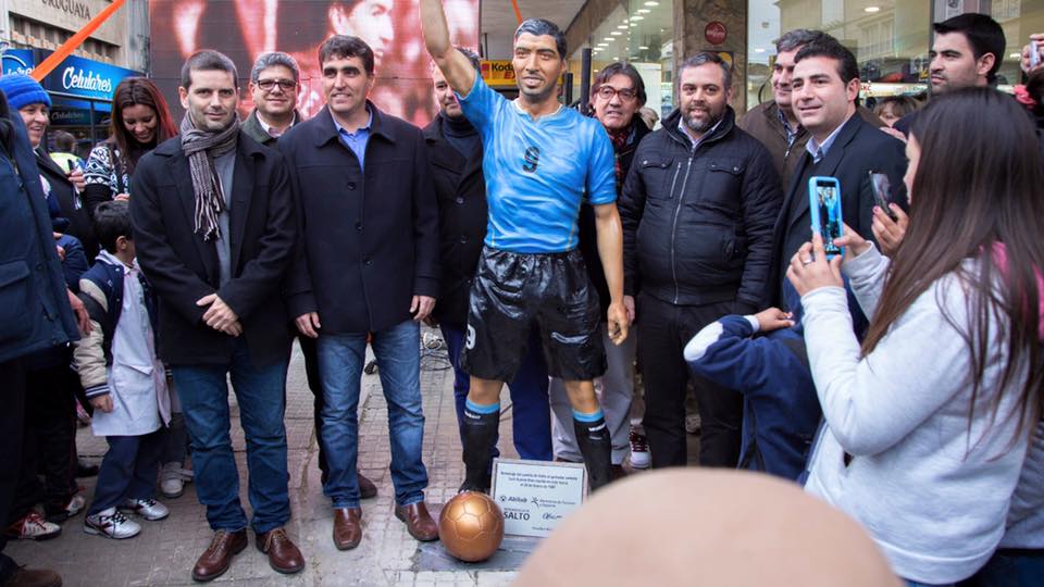 Luis Suárez ya tiene su escultura en Salto