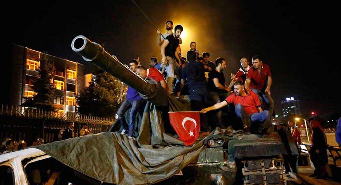 En Turquía  la población contribuye a detener el golpe de Estado