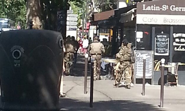 Soldados armados a guerra por París