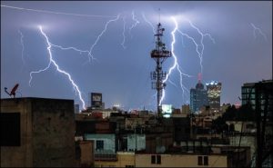 MÉXICO, D.F., 29SEPTIEMBRE2012.- Una tormenta eléctrica cayó está noche sobre la ciudad de México. FOTO: ISAAC ESQUIVEL /CUARTOSCURO.COM