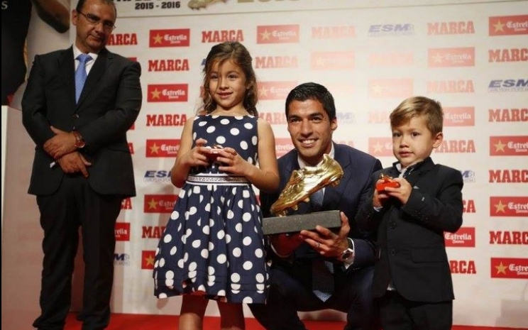 Luis Suárez recibió la Bota de Oro
