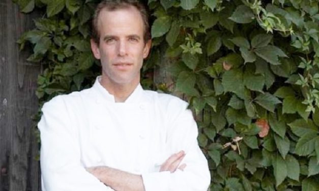 El chef que cocina con un horno hecho con desperdicios