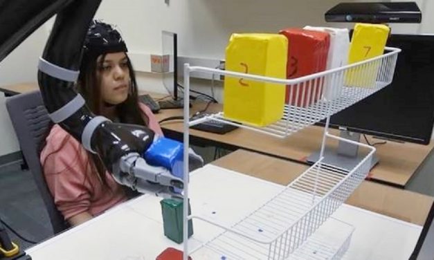 Consiguen controlar un brazo robótico con el poder de la mente
