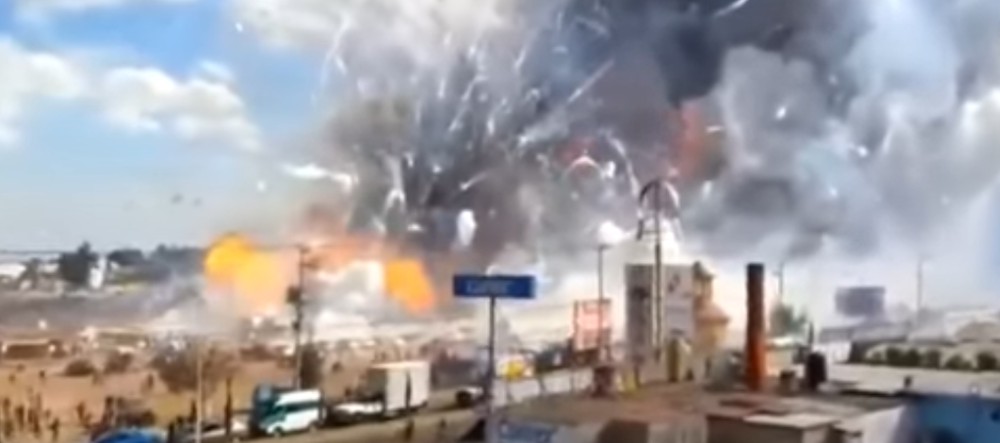Decenas de fallecidos tras explosión de fábrica de fuegos artificiales en México