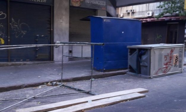 Autos apedreados y contenedores vandalizados en festejos de hinchas tricolores