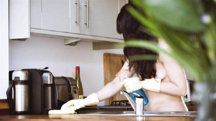 En Londres una empresa ofrece personal de limpieza que trabaja desnudo
