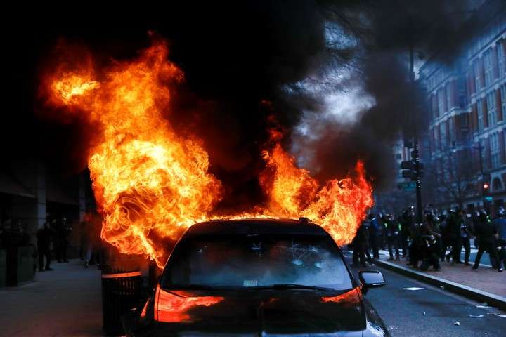 La limusina que ardió en las protestas contra Donald Trump en Washington