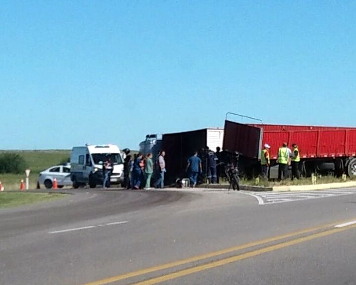 Accidente fatal en ruta 5 y 12: Fallecen 2 personas tras impactar auto con camión.