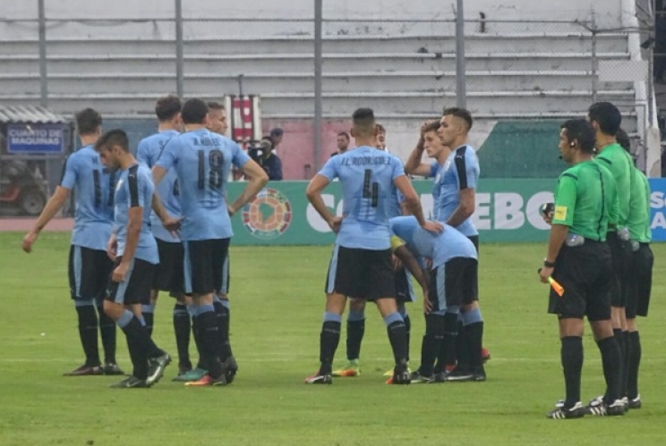 Uruguay debutó con un empate imperdonable