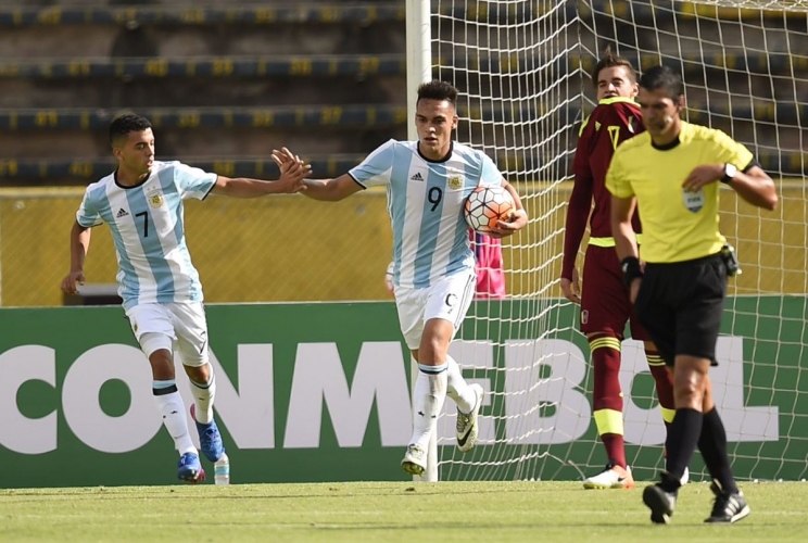 Argentina ganó y espera al tiempo que dio a Uruguay la chance del campeonato con el empate