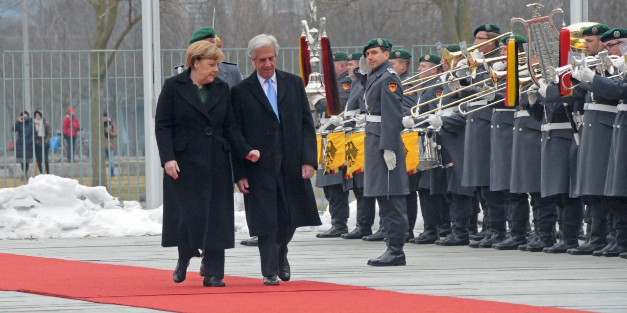 Merkel: ni Uruguay ni Alemania son culpables de que aún no esté pronto el TLC