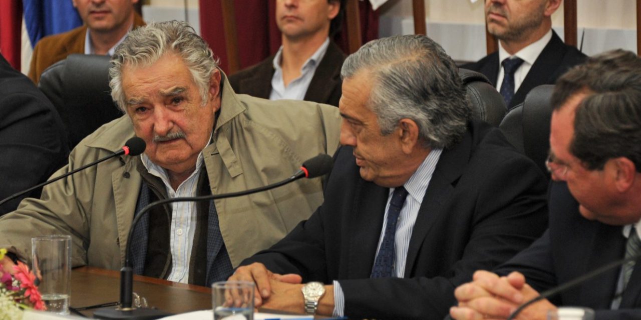 Mujica se reúne con actuales y exintendentes