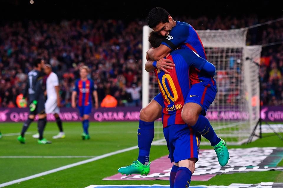 Suárez y Messi mantienen a Barcelona al acecho