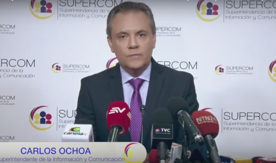 Siete medios ecuatorianos multados por no publicar noticia de «interés público»