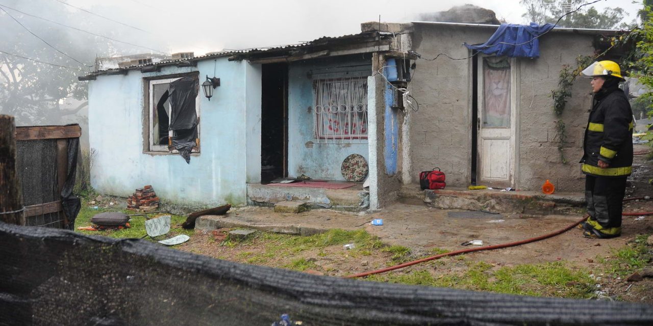 Un voraz incendio en finca precaria cobró la vida de tres niños en Maldonado