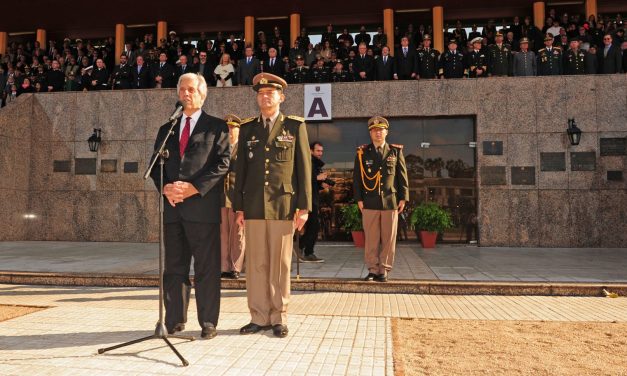 Las irónicas críticas del jefe del Ejército frente al presidente Vázquez