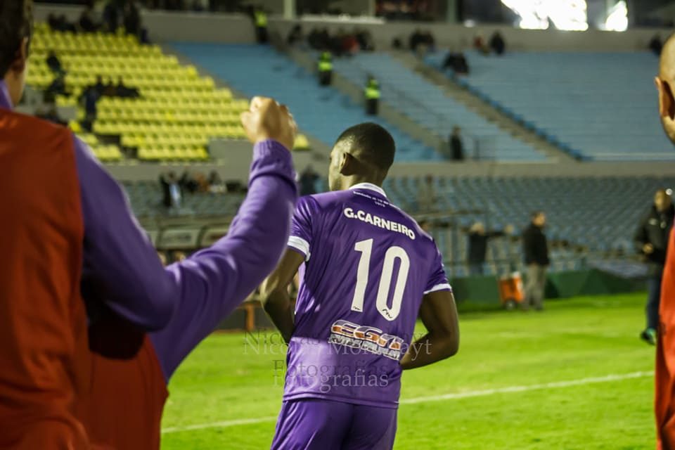 Defensor con dos goles de Carneiro define con Peñarol