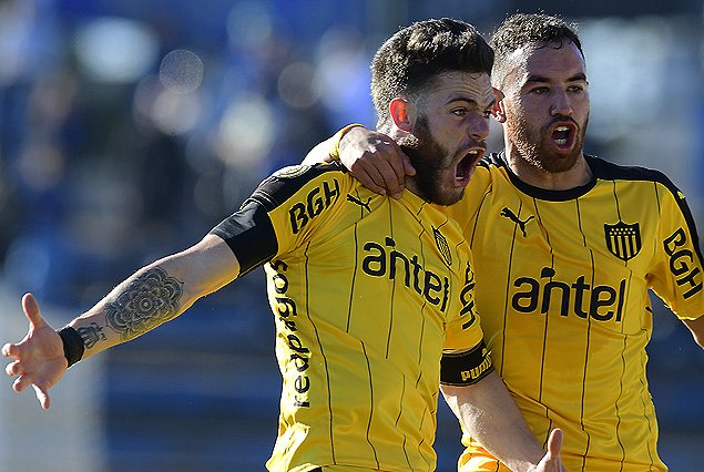 Peñarol volvió a ganar y define en la última fecha con Defensor