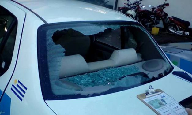 Daños y hurto a móvil policial, una persona procesada