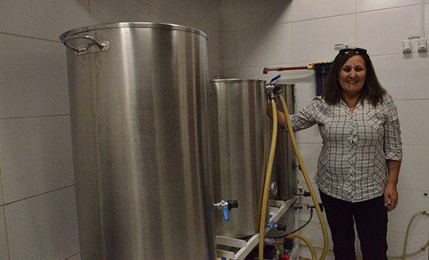 Mary Almirón es la primera mujer en elaborar cerveza artesanal en Uruguay
