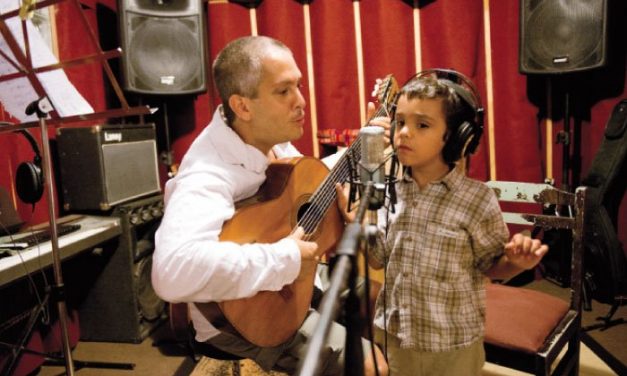 El padre que compuso disco terapéutico para su hijo autista