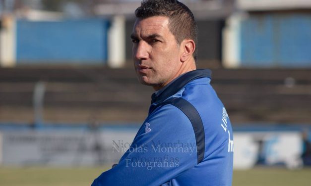 Liverpool busca defensa y delantero