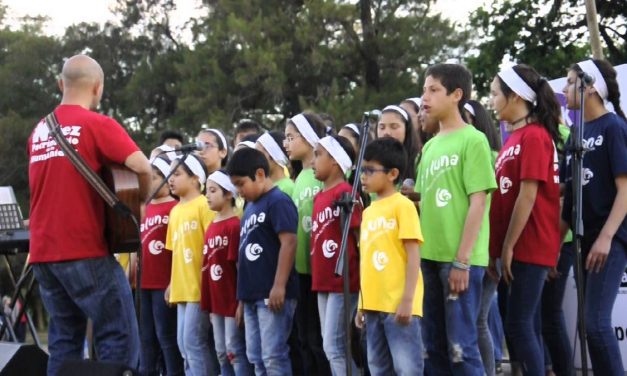 Giraluna: el coro que ayuda a los niños de Nuevo París