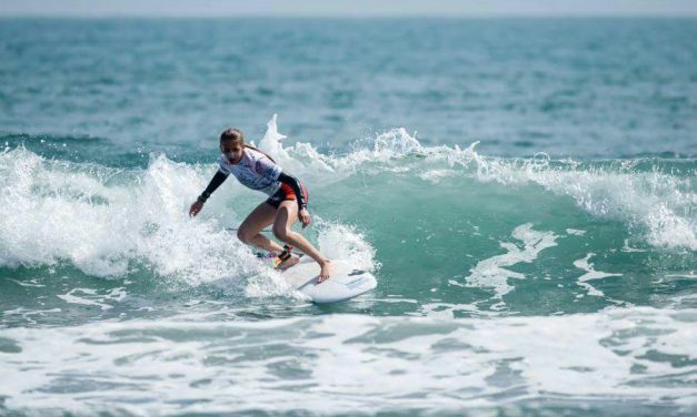 La joven que superó un grave accidente y llegó al Mundial de surf en Japón