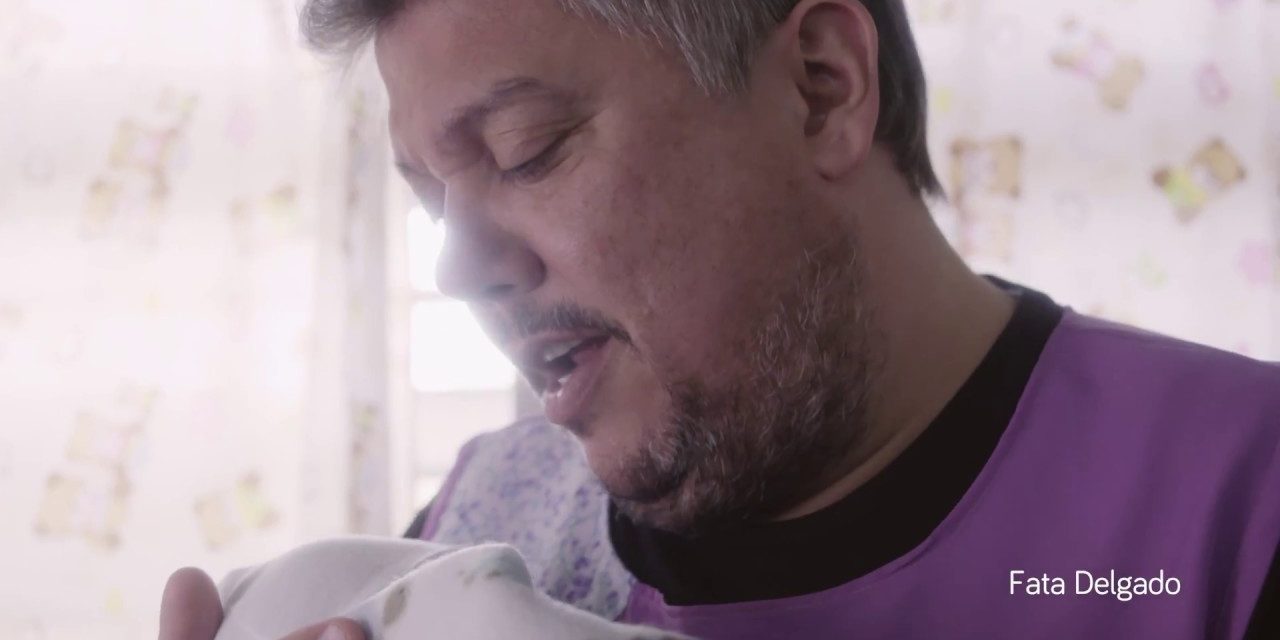La Fundación Canguro regala abrazos a los recién nacidos que los necesitan