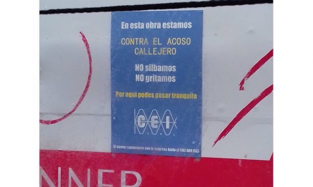 «En esta obra estamos contra el acoso callejero. NO silbamos. NO gritamos»