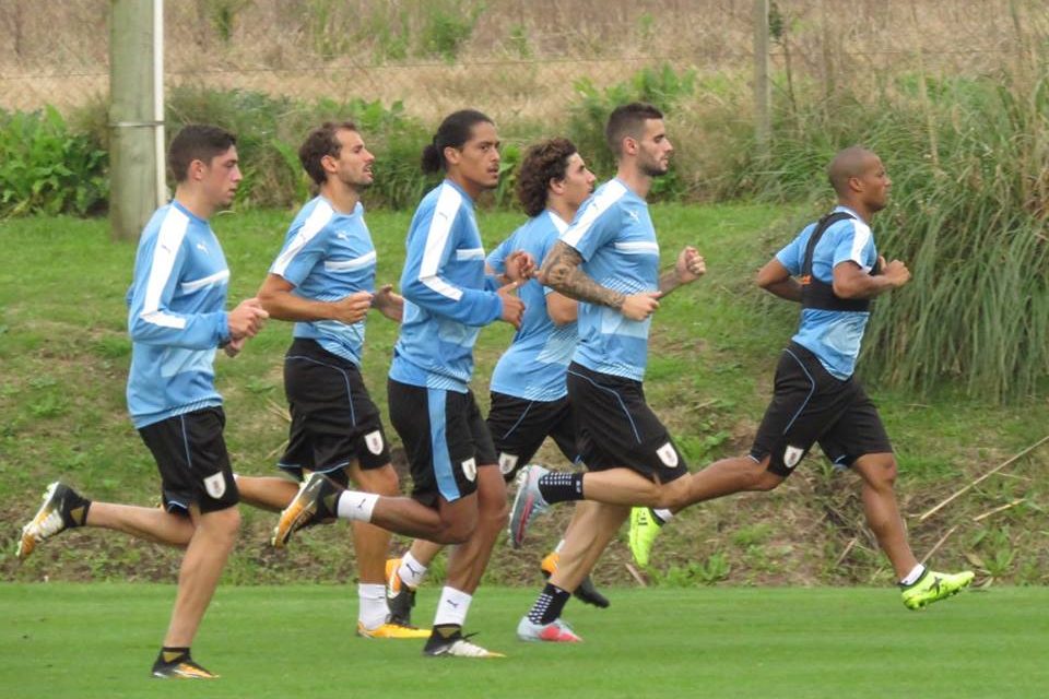 Valverde y Maxi Pereira practicaron como titulares en Uruguay