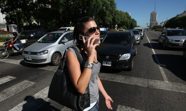Hawaii multará a quienes crucen la calle consultando su celular