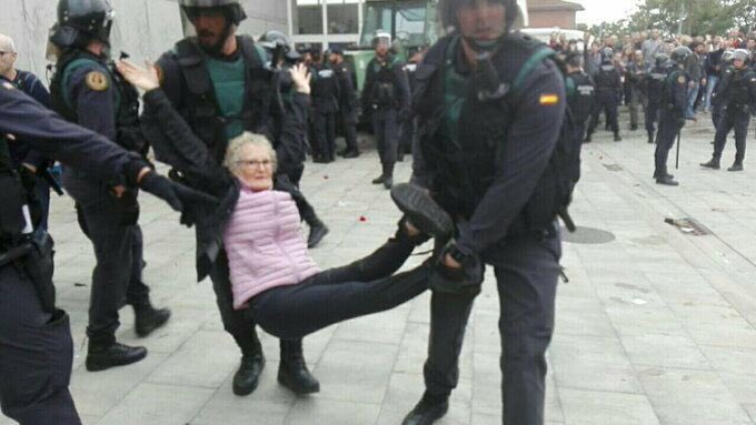 Lamentable violencia en Cataluña. Durísimas imágenes.