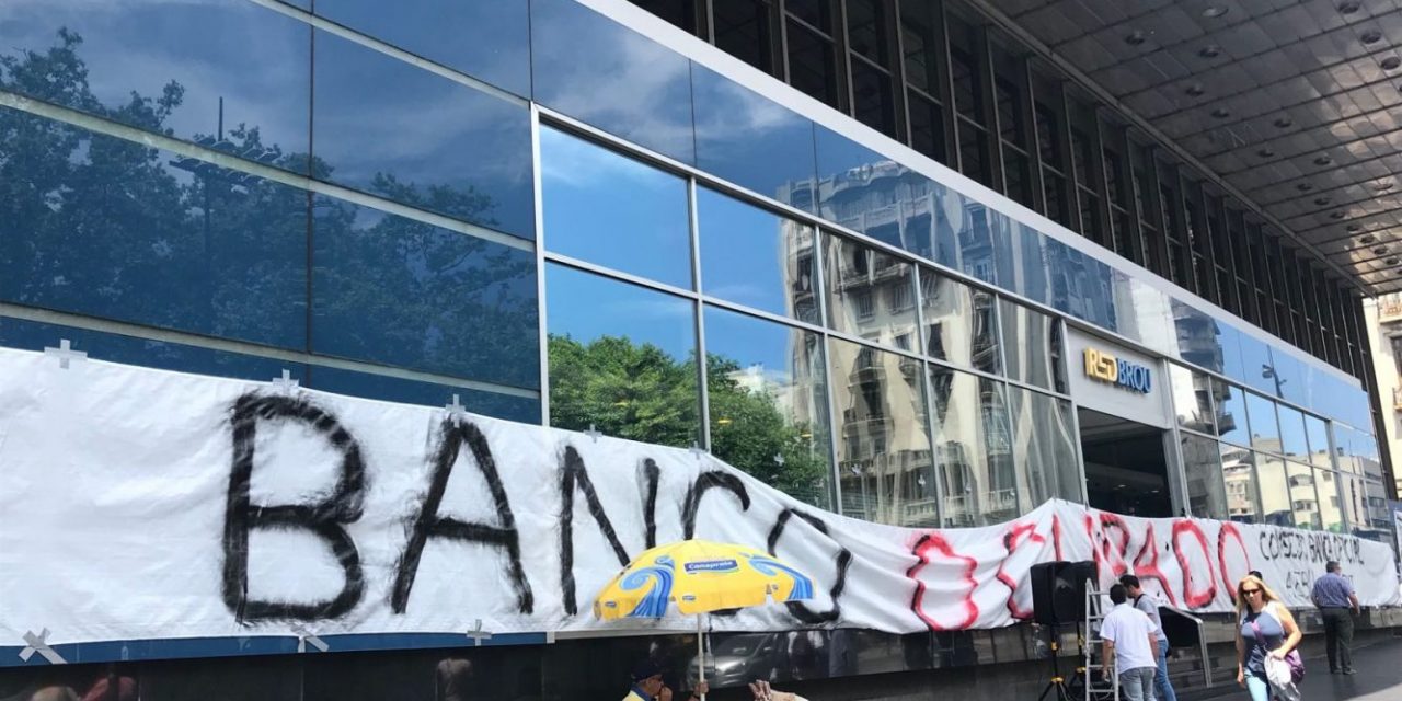 La sucursal «19 de junio» del Banco República fue ocupado