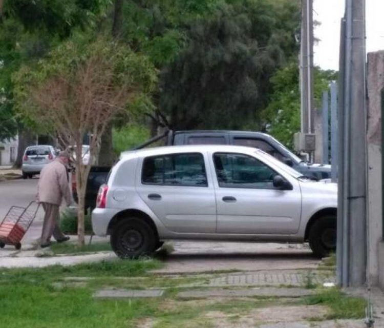 Contundente: está prohibido estacionar sobre las veredas