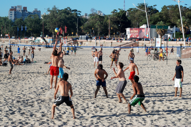 Intendencia de Montevideo realiza deportes en playas para personas con discapacidad