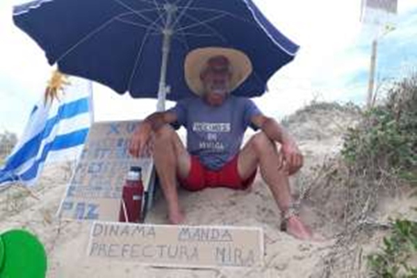 Un vecino inició una huelga de hambre y se encadenó de forma simbólica a una duna en Manantiales