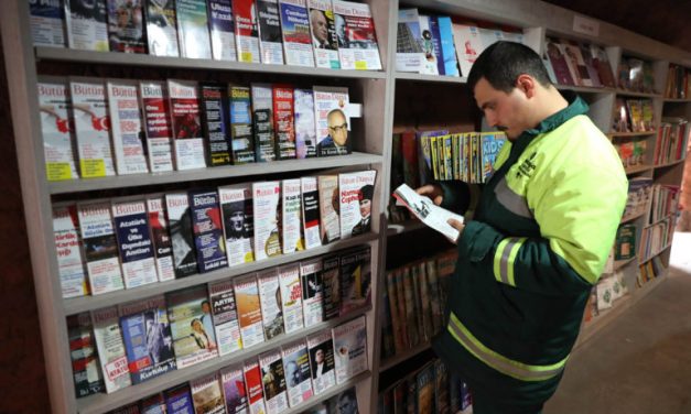Trabajadores de la basura instalan una biblioteca con libros recolectados