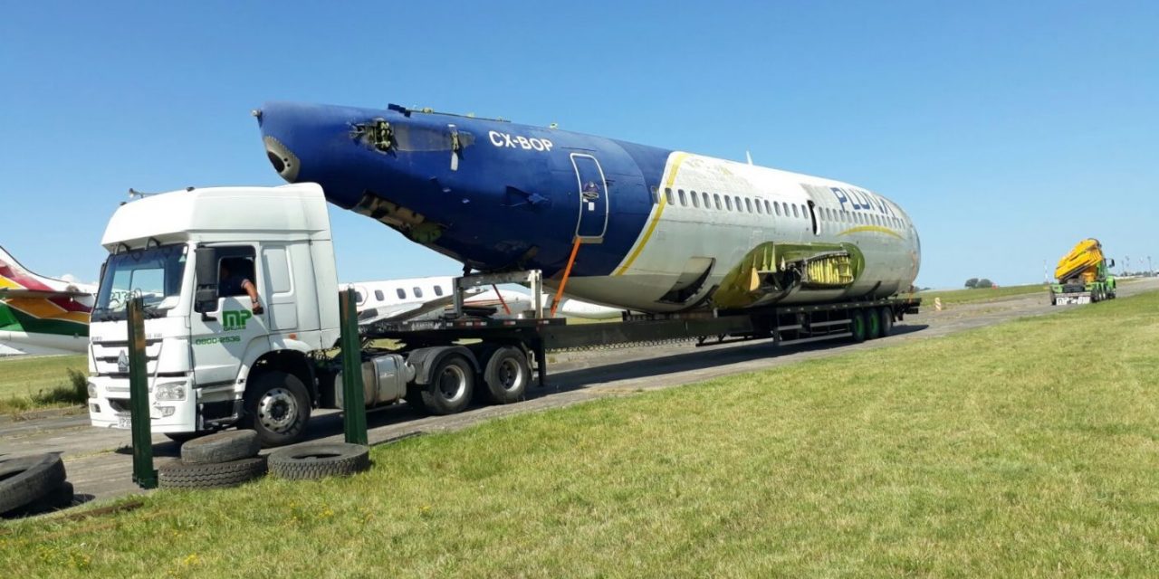 Llegó el último avión de PLUNA, en camión