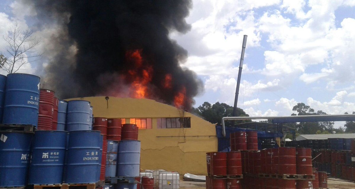 Personal de Bomberos trabaja en un incendio en una fábrica de lanolina