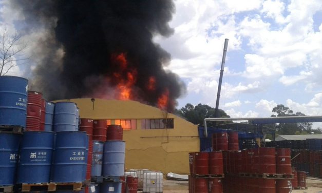 Personal de Bomberos trabaja en un incendio en una fábrica de lanolina