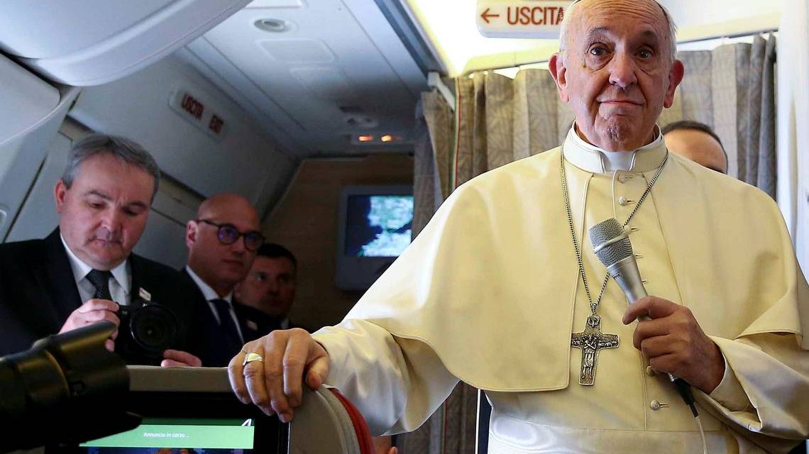 El Papa defendió al cuestionado obispo Barros sospechado de encubrir abusos