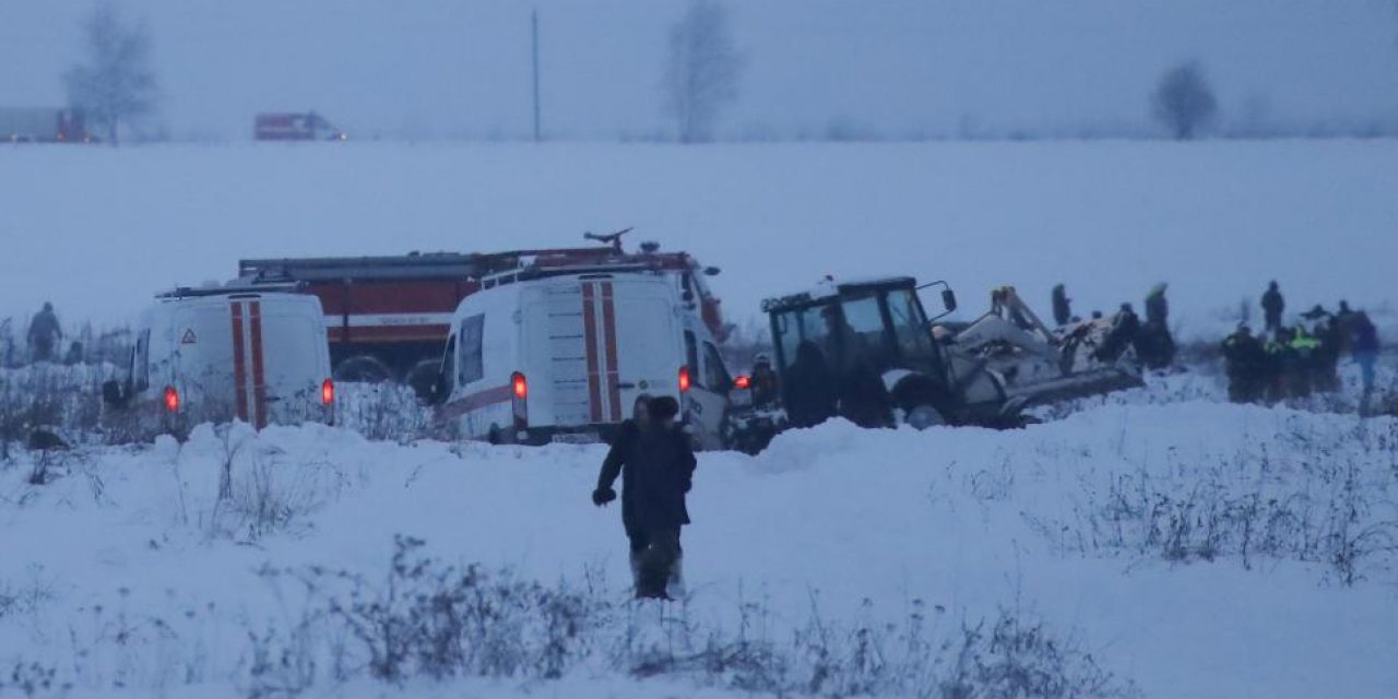Encuentran caja negra del avión ruso que se estrelló cerca de Moscú y dejó 71 muertos