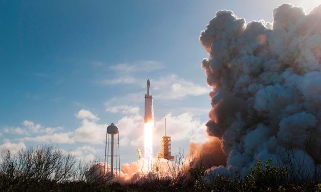 SpaceX lanzó al espacio un cohete que en la cápsula contiene un auto