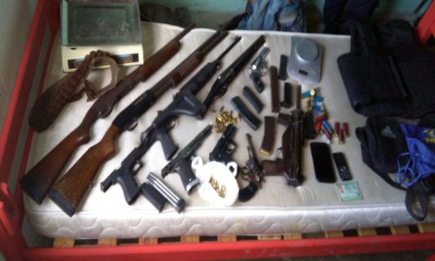 Armas, drogas, dinero, chalecos antibalas en allanamientos en el Cerro