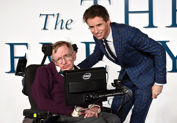 Homenaje de Redmayne ante el fallecimiento de Stephen Hawking