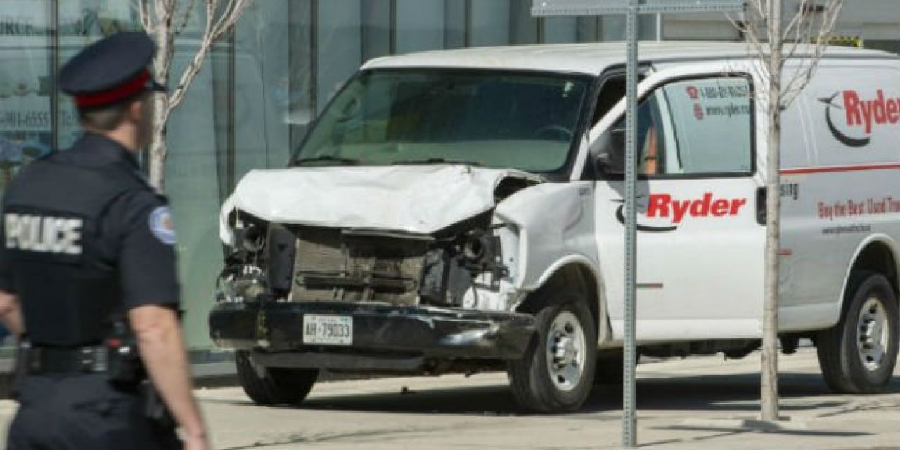 Camioneta atropelló docenas de peatones y dejó nueve muertos en Toronto
