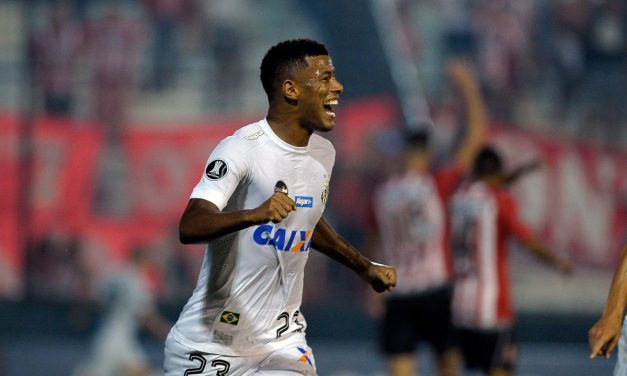 Santos venció a Estudiantes con gol en off side y es líder